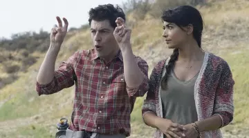 Les looks de la série New Girl: Schmidt (Max Greenfield) porte une chemise à carreaux rouge J. Crew dans l'épisode 3 de la saison 6