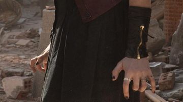Le bracelet de cuir de Wanda Maximoff (Elizabeth Olsen) dans Avengers : L'Ère d'Ultron
