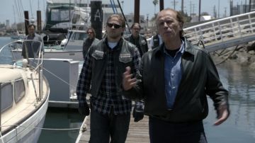 The leather jacket Jackson " Jax " Teller (Charlie Hunnam) in Sons of Anarchy S06E03