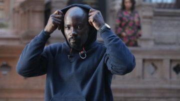 Sudadera con capucha Carhartt azul marino de Carl Lucas (Mike Colter) en Luke Cage S01E02