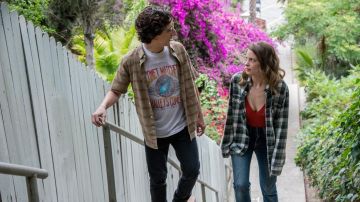 La camiseta "Comet Watcher - Halleys Comet" de Gus Cruikshank (Paul Rust) en Love S01E05