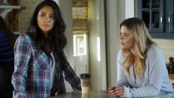 Le pull bleu The Kooples de  Alison DiLaurentis (Sasha Pieterse) dans Pretty Little Liars