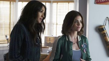 The shirt Equipment of Emily Fields (Shay Mitchell) in Pretty Little Liars