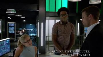 Sleeveless Blue Top de Felicity Smoak (Emily Bett Rickards) en Arrow