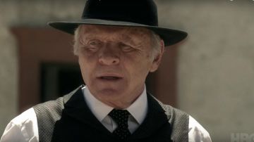 La cravate noire à pois du Dr. Robert Ford (Anthony Hopkins) dans Westworld