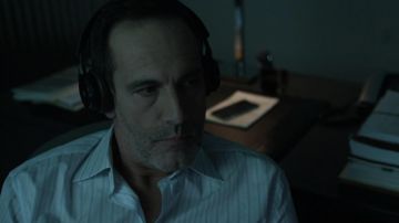 The headphone audio Bang & Olufsen of Aidan Macallan (Damian Young) in House of Cards