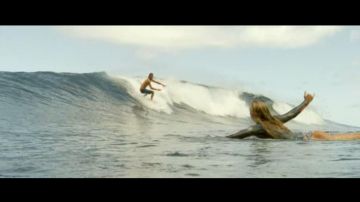 La canción durante la sesión de surf de Nancy Adams (Blake Lively) en The Shallows (Survival Instinct)