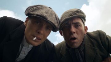 La casquette en tweed gris de Thomas Shelby (Cillian Murphy) dans la série Peaky Blinders (S01E02)