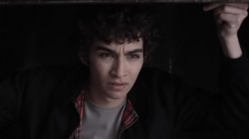 Chaqueta negra estilo Harrington de Nathan Young (Robert Sheehan) en Misfits S01E01