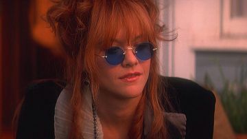 Les lunettes rondes bleues de Pamela Courson (Meg Ryan) dans le film The Doors
