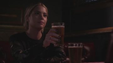 The sweatshirt AllSaints Hanna Marin (Ashley Benson) on Pretty Little Liars