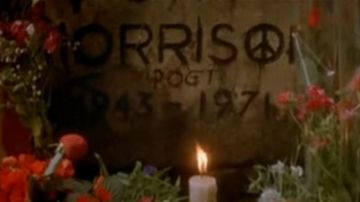La tombe de Jim Morrison (Val Kilmer) dans The Doors