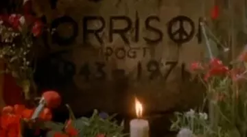 La tombe de Jim Morrison (Val Kilmer) dans The Doors