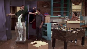 The pull of the New York Knicks blue and orange, Joey Tribbiani (Matt  LeBlanc) in Friends (S04E12)