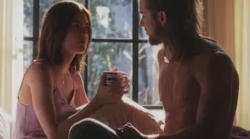 The chemise Missguided of Aria Montgomery (Lucy Hale) in Pretty Little Liars