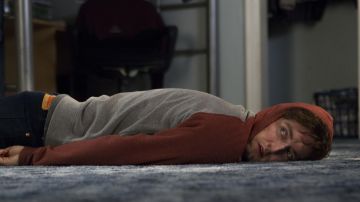 The sweatshirt of Richard Hendricks (Thomas Middleditch) in Silicon Valley S03E01