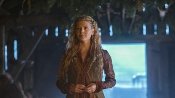 The earrings Lagertha (Katherin Winnick) in Vikings S04E04