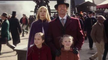 El abrigo borgoñón de P. T. Barnum (Hugh Jackman) en The Greatest Showman