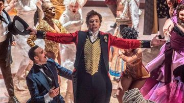 El traje naranja y negro de Monsieur Loyal de P. T. Barnum (Hugh Jackman) en The Greatest Showman
