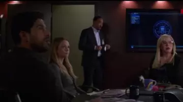 La tasse / mug licorne de Penelope Garcia ( Kirsten Vangsness) dans Esprit Criminels S12E18