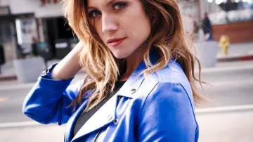 Le blouson en cuir bleu de Brittany Snow pour la promo de Pitch Perfect 3