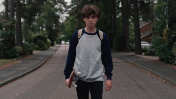 Le sweatshirt de James (Alex Lawther) dans The End of the F***ing World S01E01