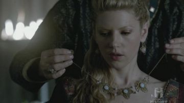Necklace worn by Lagertha (Katheryn Winnick) given by Ecbert in Vikings 3x02