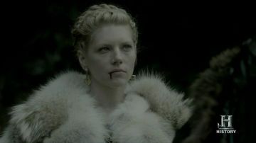 Hammer earrings worn by Lagertha (Katheryn Winnick) in Vikings 2x03