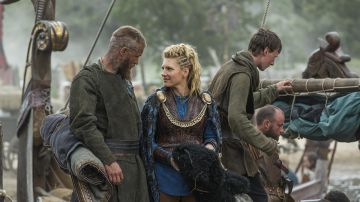 Tunic clasps worn by La­ger­tha (Ka­the­ryn Win­nick) in Vi­kings 3x01