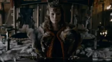 Chaleco de zorro usado por Aslaug (Alyssa Sutherland) en su última escena en Vikingos 4x14