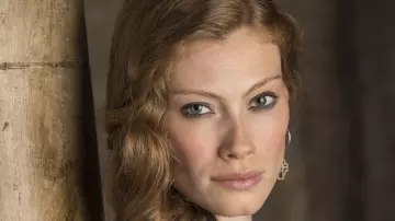 Pendientes de Aslaug (Alyssa Sutherland) para la promoción Vikings S04