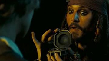 La brújula del capitán Jack Sparrow (Johnny Depp) en Piratas del Caribe: La maldición de la Perla Negra