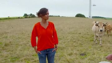 The blouse coral Karine Le Marchand in The love is in the meadow of the 22.01.18
