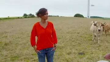 The blouse coral Karine Le Marchand in The love is in the meadow of the 22.01.18