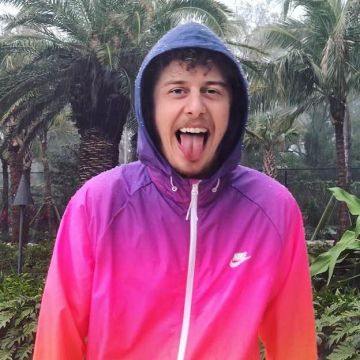 The windbreaker Nike Windrunner "Sunset print" of Norman on a photo to Instagram (Norman makes videos)