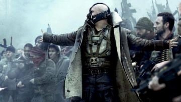 Veste en cuir avec col en fourrure porté par Bane (Tom Hardy) comme on le voit dans The Dark Knight Rises