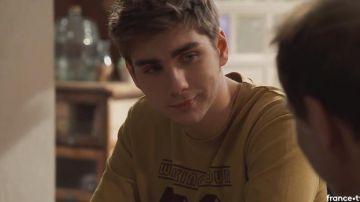 The sweat yellow walking tour of Theo (Jules Fabre ) in a More beautiful life S14E3394