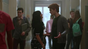 The skirt of Veronica Lodge (Camila Mendes) in Riverdale S02E11