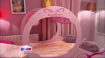 The child's bed in the shape of a carriage seen in the show D&CO