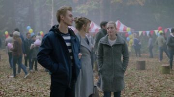 The wool coat Club Monaco Betty Cooper (Lili Reinhart) in Riverdale S02E11