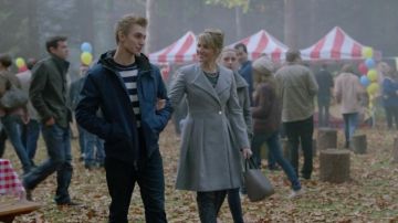 Le manteau en laine d'Alice Cooper (Madchen Amick) dans Riverdale S02E11