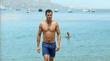 The blue bathing shorts Christian Grey (Jamie Dornan) in Fifty shades lighter