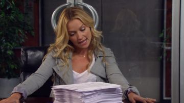 Quinn (played by Becki Newton) outfits on How I Met Your Mother