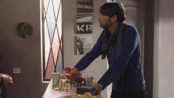 The sweater navy blue cotton, Thomas (Laurent Kerusoré) in the episode of the 17.01.2018 of a More Beautiful Life