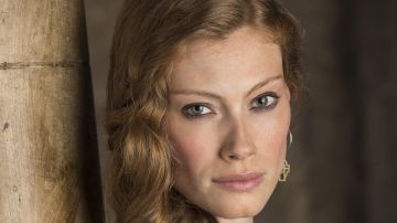 Pendientes usados por Aslaug (Alyssa Sutherland) en Vikings temporada 4