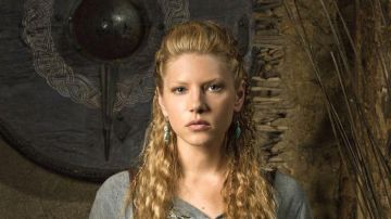 Turquoise earrings worn by Lagertha (Katheryn Winnick) in Vikings season 1