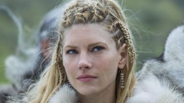 Earrings worn by Lagertha (Katheryn Winnick) in Vikings 4x01