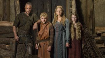 Multicolor necklace worn by Lagertha (Katheryn Winnick) in Vikings season 1 promo