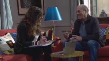 Las mangas de ganchillo camisa blanca de Mélanie (Laetitia Milot) en Plus Belle la vie S14E3459