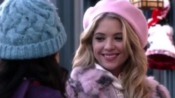 The beret pink Hanna Marin (Ashley Benson) on Pretty Little Liars S05E13